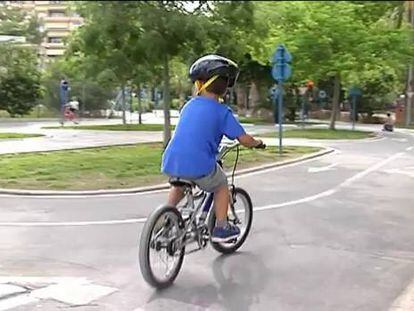 El casco ciclista para menores de 16 es obligatorio desde este viernes