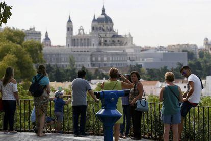 Turistas en los jardines del Templo de Debod de Madrid en una agradable mañana veraniega.