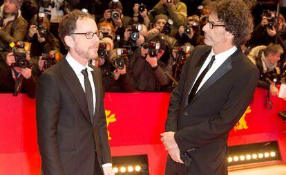 Ethan y Joel Coen, en el pasado festival de Venecia, antes de la proyección de gala de 'La balada de Buster Scruggs'.