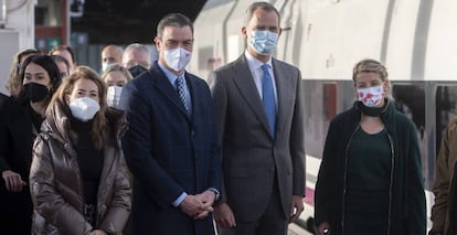 La ministra de Transportes, Movilidad y Agenda Urbana, Raquel Sánchez; el presidente del Gobierno, Pedro Sánchez; el Rey Felipe VI; y la vicepresidenta segunda y ministra de Trabajo y Economía Social, Yolanda Díaz, en la inauguración oficial de la línea de AVE que conectará la capital con Galicia.