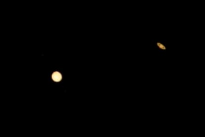 Júpiter (izquierda) y Saturno, vistos desde el Observatorio Griffith de Los Ángeles, el 21 de diciembre.