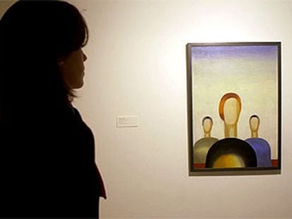 Una visitante, ante el cuadro <b></b><i>Tres mujeres</i> (1928), de Kazimir Malevich (Museo Estatal Ruso).