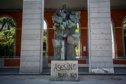 La estatua de Francisco Largo Caballero en la zona de Nuevos Ministerios de Madrid, vandalizada el pasado fin de semana.