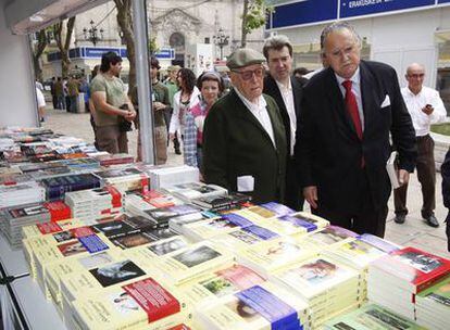 El alcalde de Bilbao, Iñaki Azkuna (delante), y el escritor Ramiro Pinilla observan un puesto de la Feria del Libro.
Hendrik Röver actúa en el Cotton Club de Bilbao.