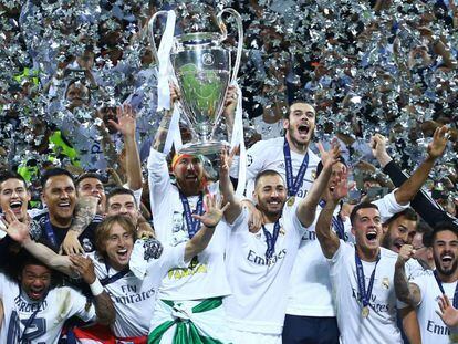 Los jugadores del Real Madrid celebran la und&eacute;cima en el estadio de San Siro en mayo de 2016.