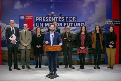 Gabriel Boric, Presidente de Chile, junto a ocho de sus ministros, el pasado 3 de julio en el Palacio de la Moneda.