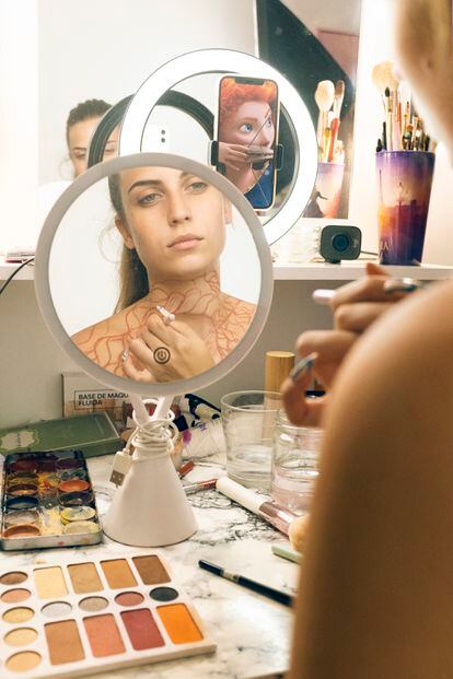  Nuria Andraos (@nuria.adraos.makeup) prepara un maquillaje corporal inspirado en Mérida, la protagonista de la película de Disney Brave. La tiktoker cree que la clave de su éxito es la autenticidad.