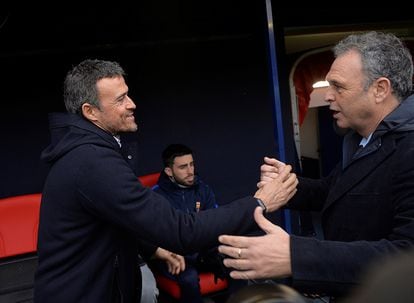 Joaquín Caparros y Luis Enrique se saludan antes del inicio del encuentro.