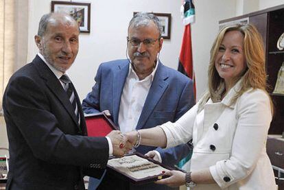Trinidad Jiménez, durante el encuentro con el presidente del Consejo Nacional de Transición, Mustafa Abdeljalil (izqda.) y su intérprete, en la sede del organismo en Bengasi