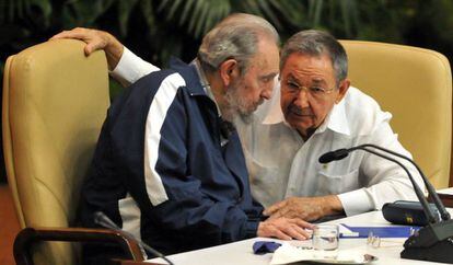 Fidel conversa con su hermano Raúl durante el VI Congreso del Partido Comunista.