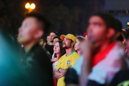 Seguidores de Brasil en la fan zone de Moscú durante el partido de su selección frente Suiza. 