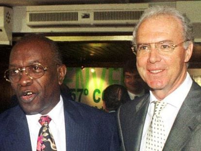 Jack Warner y Beckenbauer, en 2000.