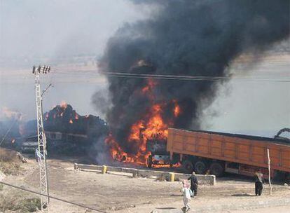 Varios camiones arden en Hiderabad tras ser incendidados por manifestantes en protesta por el asesinato de Bhutto.