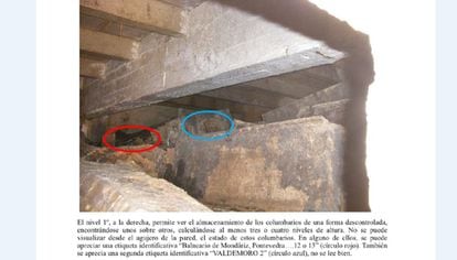 Entre las cajas apiladas "de forma descontrolada" se aprecian algunas inscripciones identificativas: "Balneario de Modáriz, Pontevedra... 12 o 13" (círculo rojo) o "Valdemoro 2" (círculo azul).