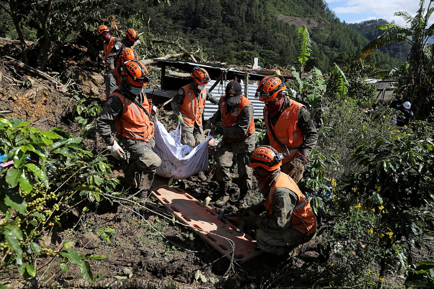 Soldados de Guatemala recuperan cadáveres en un pueblo de Queja tras el paso de la tormenta Eta.