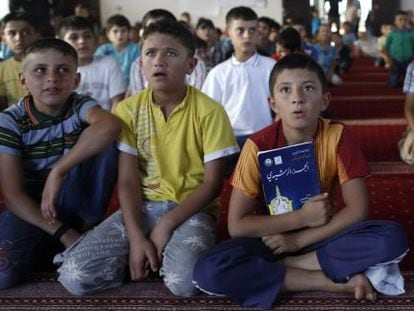 Ni&ntilde;os refugiados sirios durante una clase, el 23 de septiembre de 2015, en el campo de refugiados Harran en Sanliurfa (Turqu&iacute;a). 