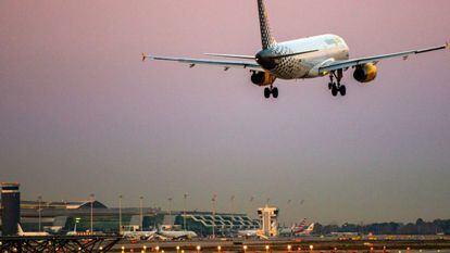 Un avión de Vueling toma tierra en el aeropuerto de Barcelona-El Prat.