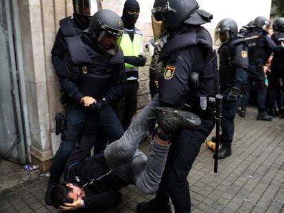 Policías en el Instituto Balmes de Barcelona el 1-O.