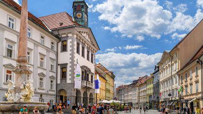 Vista de la plaza Principal de Liubliana (Eslovenia), con el Ayuntamiento y la Fuente de Robba.