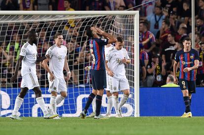 Sergio Busquets se lamenta en el partido entre el Barcelona y el Bayern.
