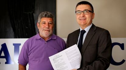 Francisco Mateo (izquierda), afectado por las subordinadas, con el portavoz en Valencia de Ausbanc, José Antonio Pérez.