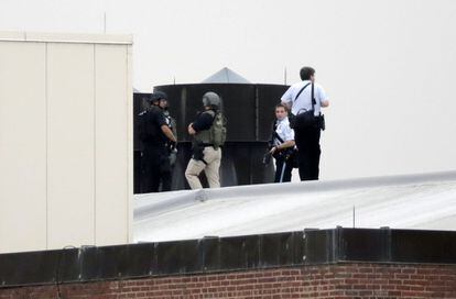 Varios agentes de polic&iacute;a toman el tejado del edificio del mando de la Armada en Washington.