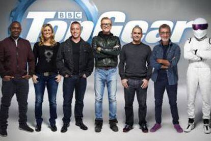 El nuevo equipo de 'Top Gear' felizmente reunido y ajeno a cualquier polémica anterior. El tercero por la izquierda es Matt LeBlanc, Joey en 'Friends'.