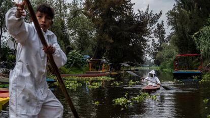 Otón Velasco del colectivo Abejas de barrio navega por lo canales de Xochimilco.