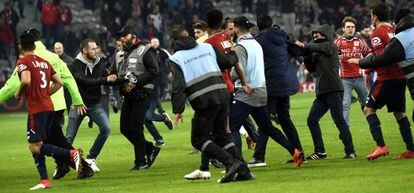 Los jugadores del Lille se enfrentan a sus ultras.