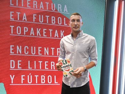 El futbolista del Athletic Club Óscar de Marcos durante la presentación de su libro 'Togo' en 2019.