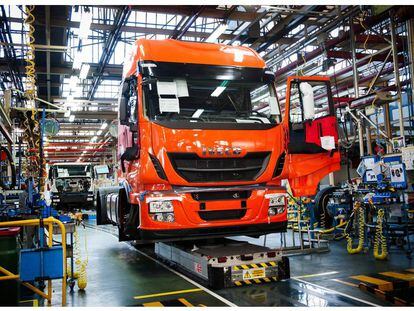 Un camión Iveco en la planta que el fabricante tiene en Madrid. Rodrigo Alonso.