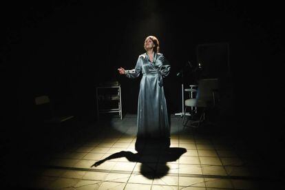 Garbiñe Insausti, en la obra 'Edith Piaf. Taxidermia de un gorrión', en el Teatro Español de Madrid