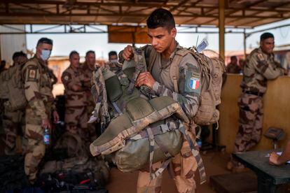 Soldados franceses de Barkhane se retiran de la base militar de Gao, en el norte de Malí, el pasado 9 de junio de 2021.