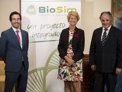 El presidente de Biosim, Joaqu&iacute;n Rodrigo, la nueva directora general, Regina M&uacute;zquiz, y su predecesor, &Aacute;ngel Rodr&iacute;guez.