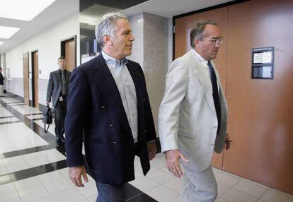 Jeffrey Epstein acompañado de uno de sus asesores legales en una de sus comparecencias en el juzgado antes de su suicidio.