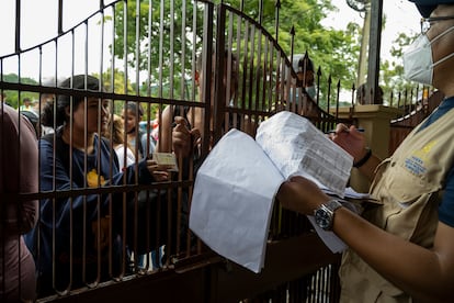 En Danlí, a pocos kilómetros de la frontera con Nicaragua, se agolpan cada mañana cientos de migrantes en las puertas del Centro de Atención del Instituto Nacional de Migración. Procedentes de países del sur, buscan los papeles que les permitan seguir transitando por el país y continuar su ruta hacia Guatemala, México y, finalmente, Estados Unidos. Aquí deberán de pagar una multa de más de 200 euros al cambio, a no ser que demuestren una circunstancia de vulnerabilidad que justifique su presencia. Si deciden proseguir sin la documentación, corren riesgo de ser detenidos y deportados.