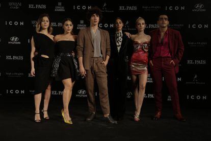 Los actores de 'Élite' Georgina Amorós, Danna Paola, Jorge López, Mina El Hammani, Ester Expósito y Omar Ayuso, este miércoles en la gala de los V Premios ICON, en Madrid.