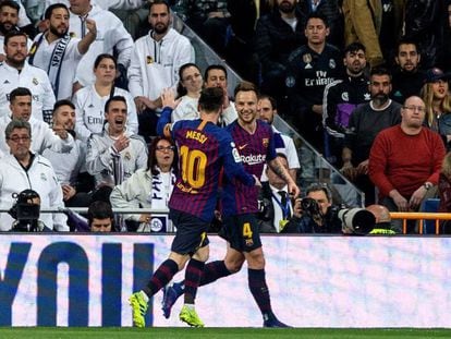 Rakitic festeja junto a Messi su gol en el Bernabéu.