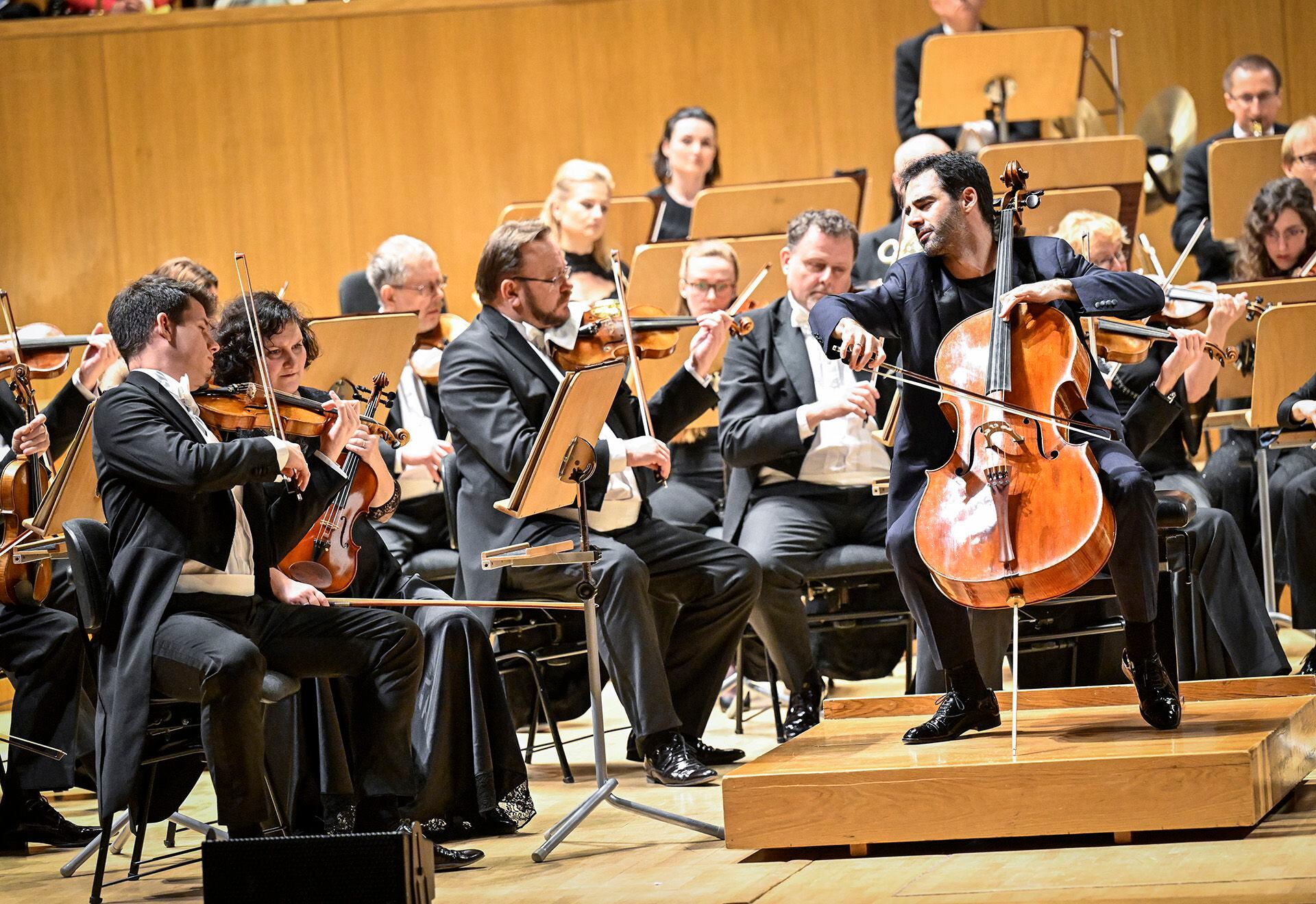 El violinista Jan Mráček (a la izquierda) y el violonchelista Pablo Ferrández (sobre la tarima) durante el 'Concierto para violonchelo' de Dvořák, el 5 de marzo en Madrid.