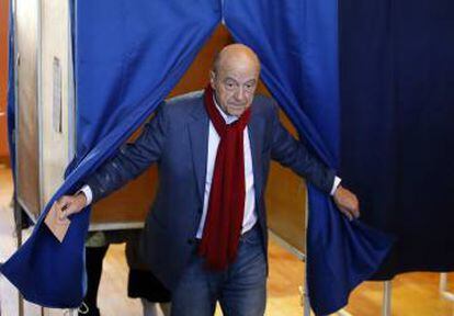 Alain Juppé, este domingo, en un colegio electoral de Burdeos.