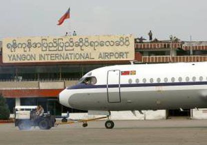 Un grupo de obreros trabaja en el aeropuerto de Birmania. EFE/Archivo