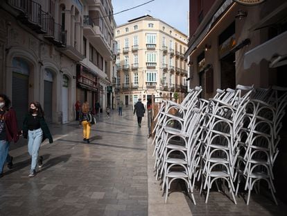 La plaza de Uncibay en Málaga, vacía en medio del confinamiento parcial, el 3 de febrero de 2021.