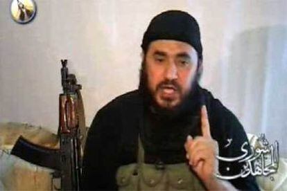 Abu Musab al Zarqaui, en una fotografía obtenida de un vídeo divulgado por su grupo a través de Internet en abril de 2006.