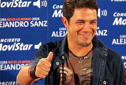 El cantante Alejandro Sanz, durante la presentación  en Madrid de su gira <i>No es lo mismo 2004</i>.