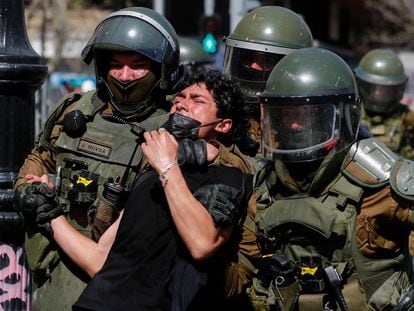 La policía antidisturbios detiene a un estudiante durante una protesta frente al palacio presidencial de La Moneda, en Santiago (Chile), el 6 de septiembre de 2022.