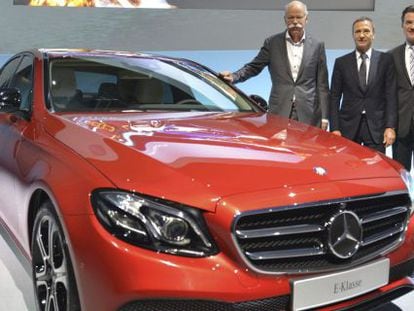 El presidente de Daimler, Dieter Zetsche (izq); el director financirero, Bodo Uebber (2&ordm; dcha), y el director de veh&iacute;culos comerciales de Daimler, Wolfgang Bernhard, posan junto a un Mercedes Benz Clase E