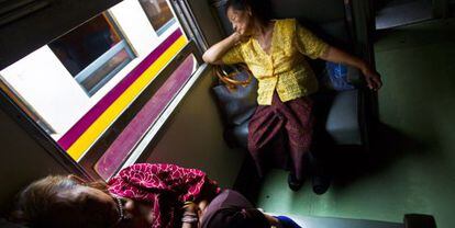 Dos mujeres duermen en un tren en Bangkok (Tailandia). 