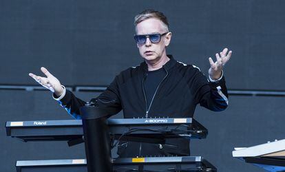 Andrew Fletcher durante un concierto de Depeche Mode.