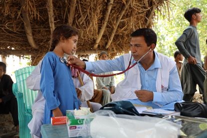 El doctor de MSF Iftikhar Ahmed examina a un niño en la localidad de Miaonlay, en Pakistán.