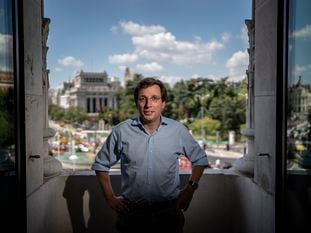 Jose Luis Martinez-Almeida, alcalde de Madrid, durante la entrevista en su despacho del Palacio de Cibeles el pasado viernes.